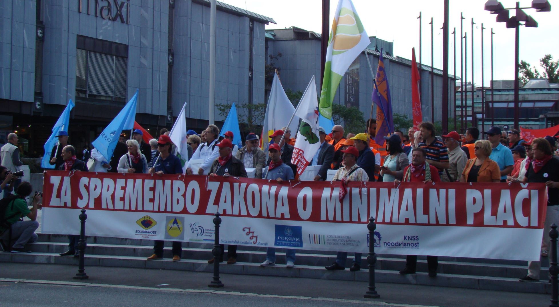 Vse sindikalne centrale v Sloveniji so se združile v boju za bolj pravično minimalno plačo.